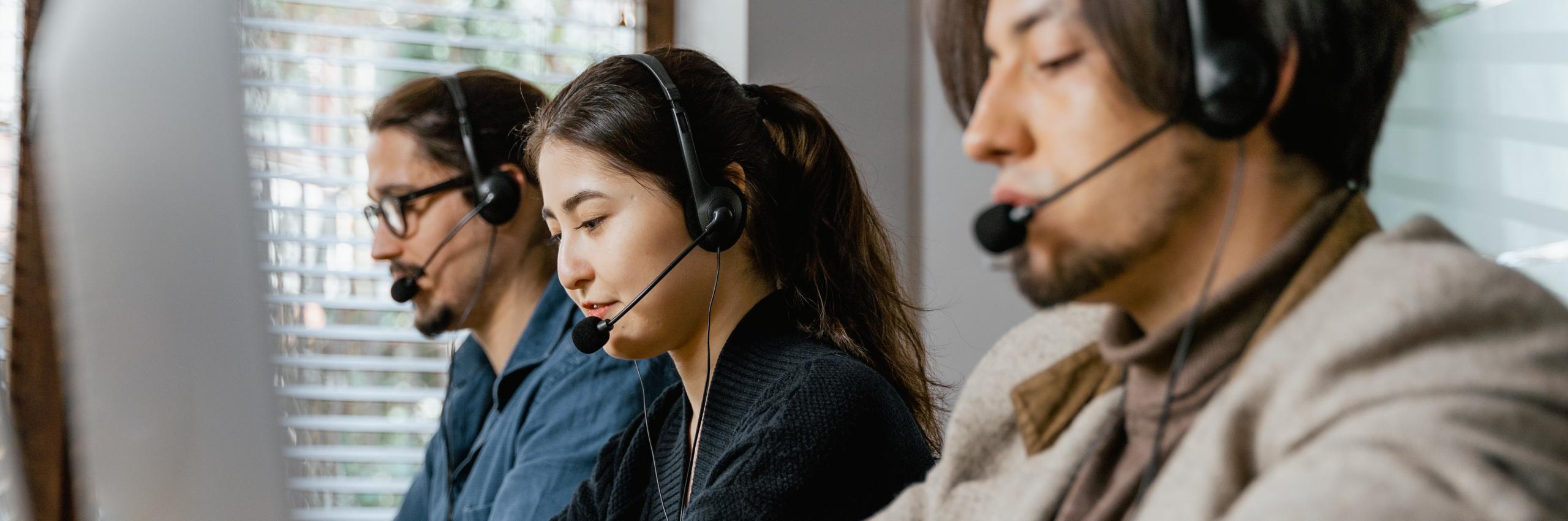 Giovani in un call center