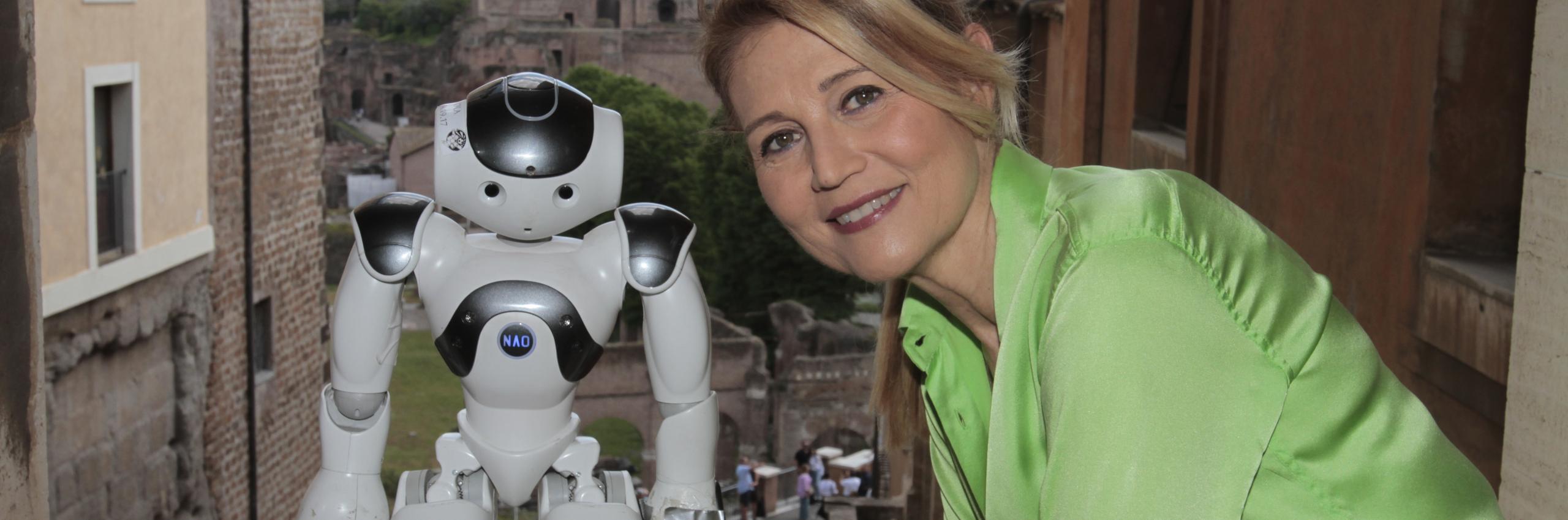 Mirta Michilli con il robot Nao a RomeCup
