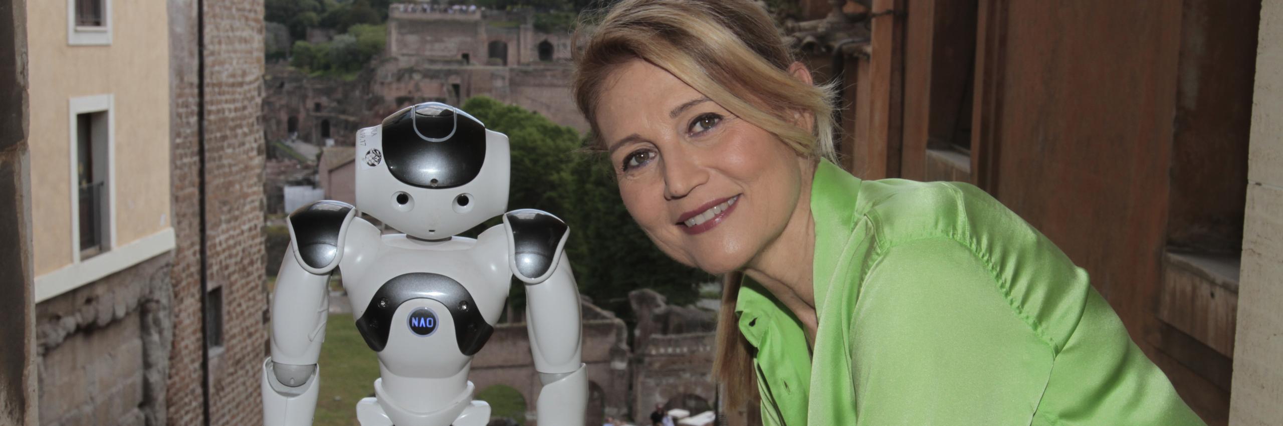 Mirta Michilli con il robot Nao a RomeCup