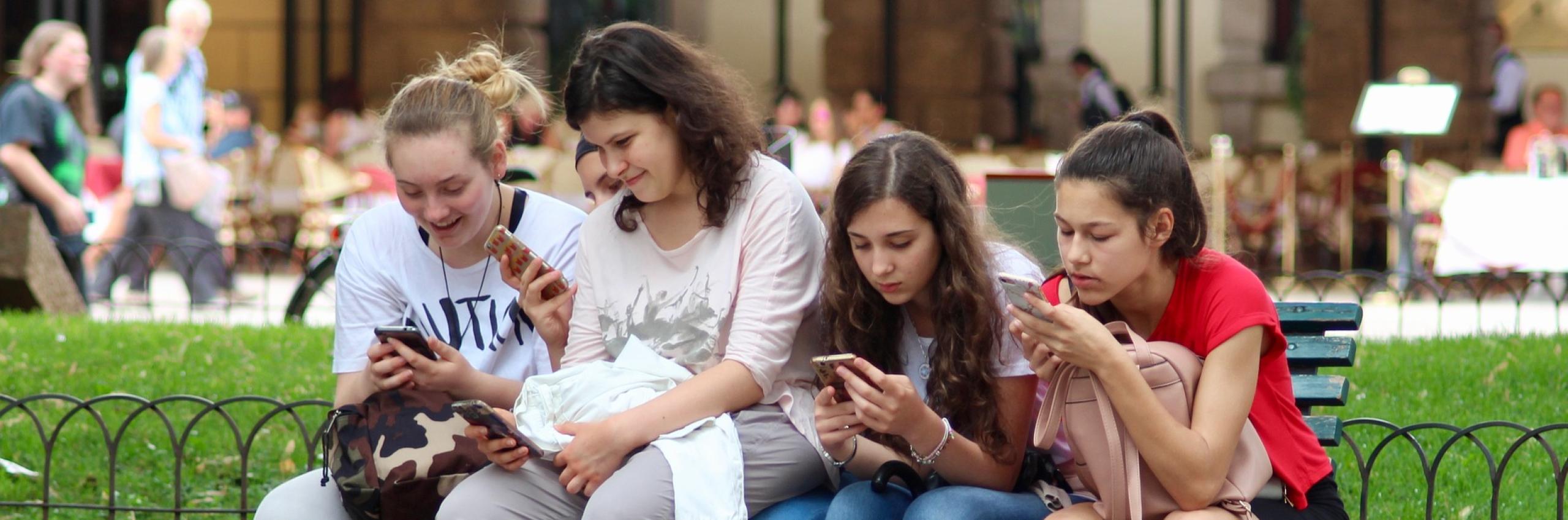 Adolescenti al telefono