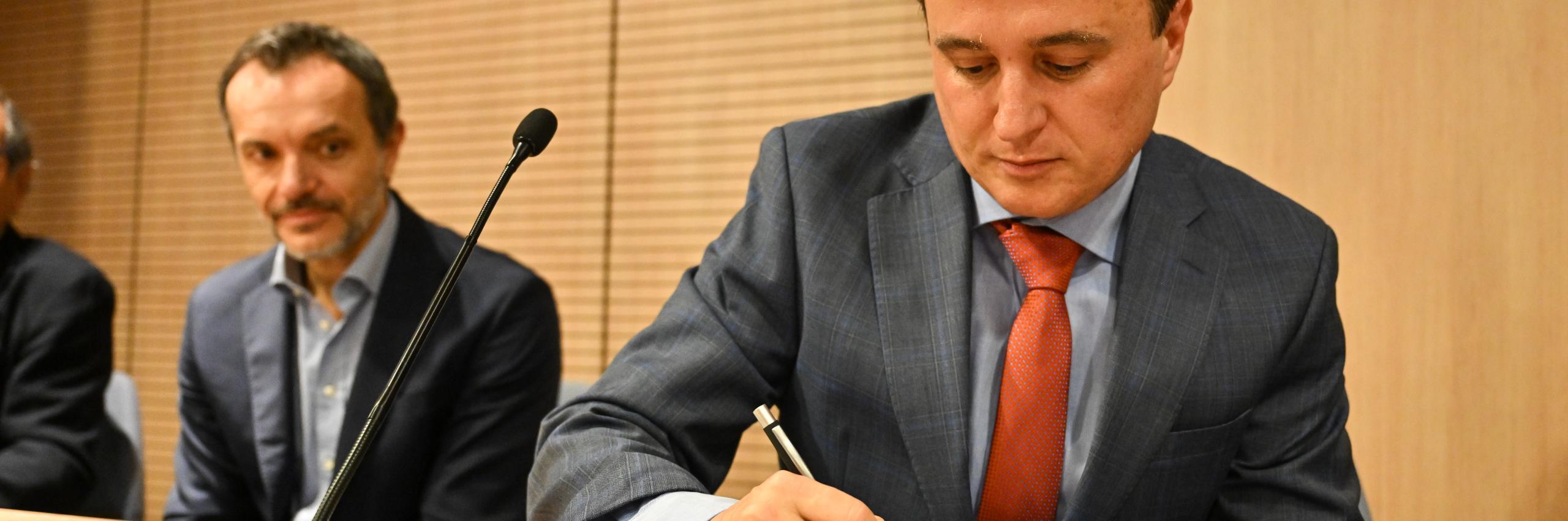 Mario Sturion firma il Manifesto