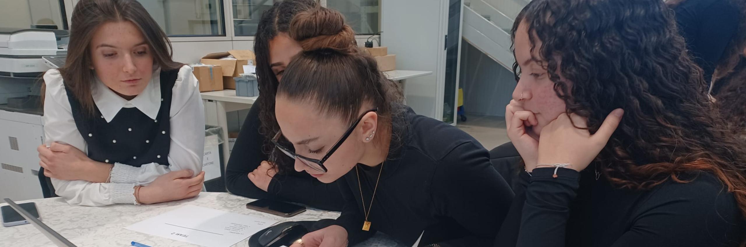 Coding Girls & Women: le formazioni dalla scuola primaria alla secondaria per costruire competenze e futuro