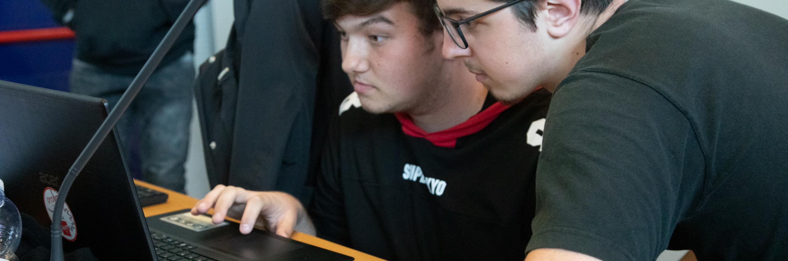 ragazzi al pc