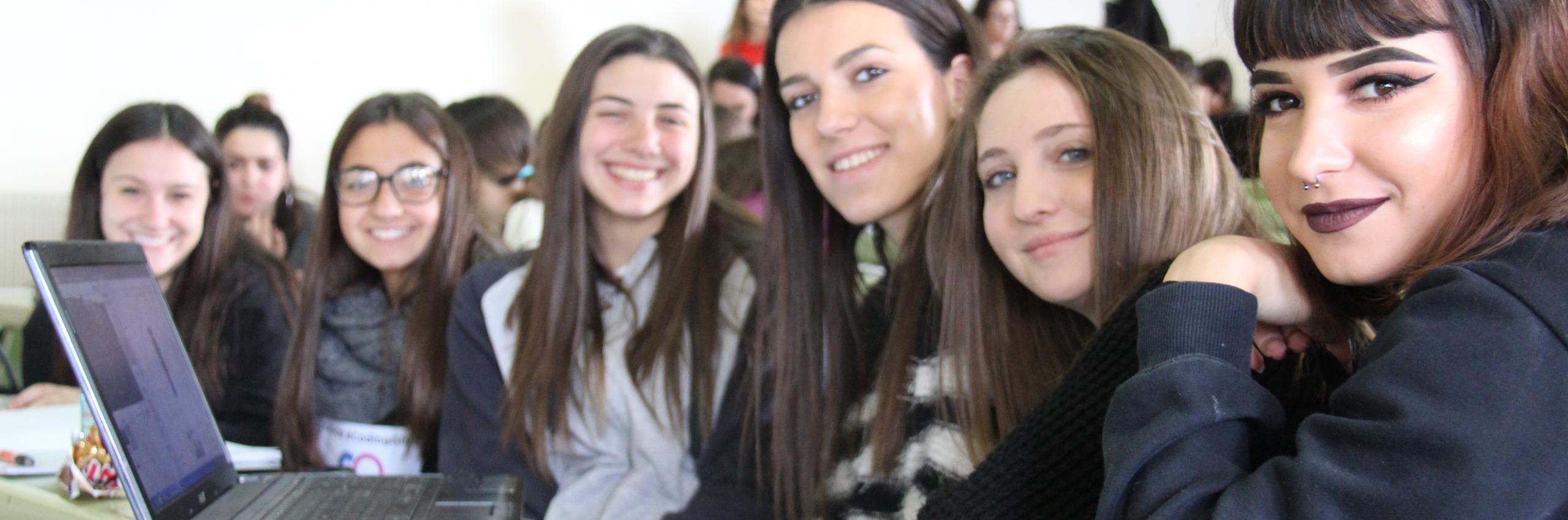 Futuro programador de sucesso. Dia do conhecimento. criança aprendendo  lição privada. blogues infantis. menina sorridente feliz com laptop.  Comecem. criança jogando jogo de computador. de volta à escola. educação  online fotos, imagens