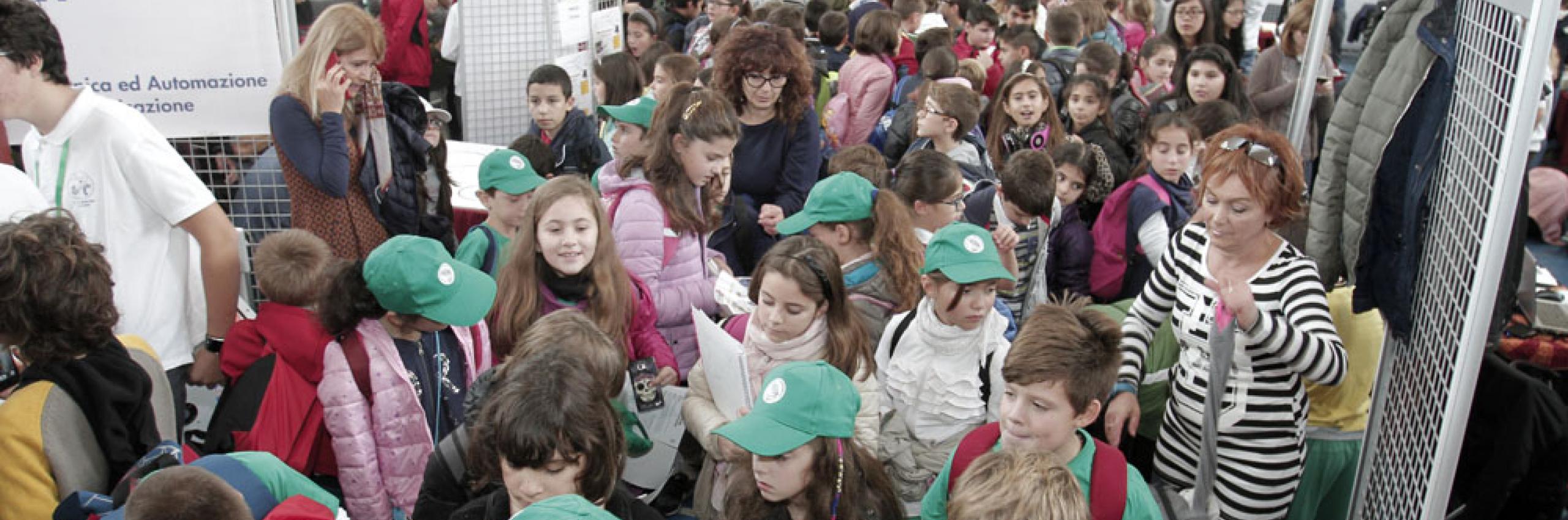 bambini in visita agli stand