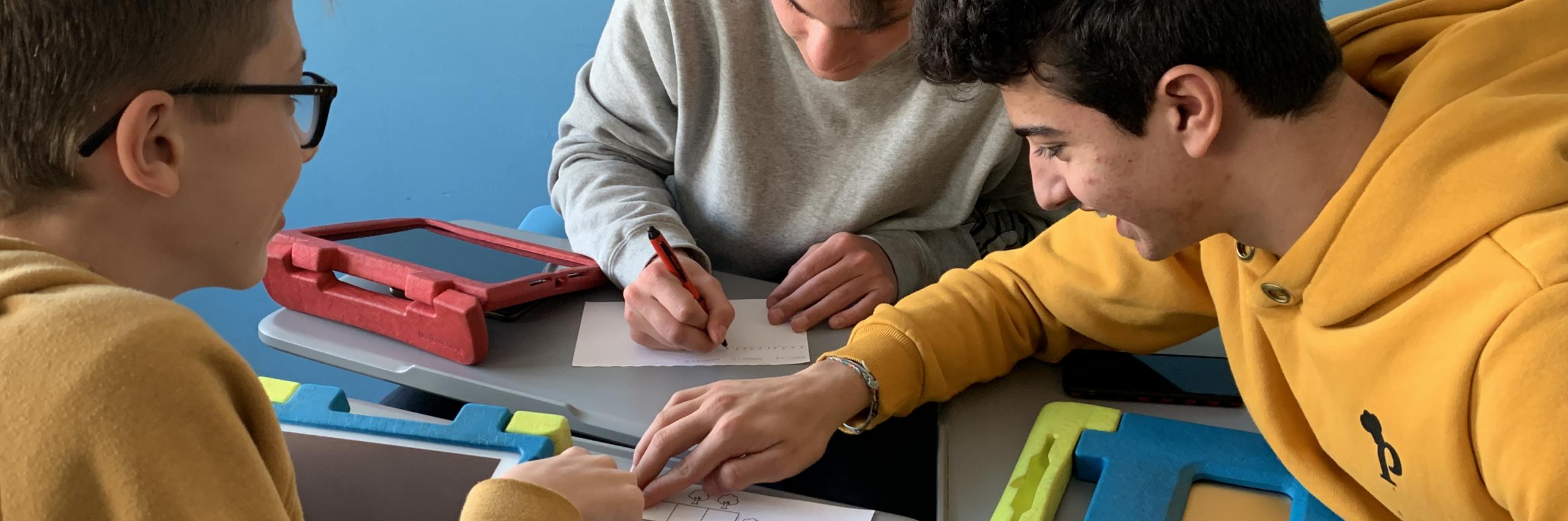 Ragazzi in lavoro di gruppo