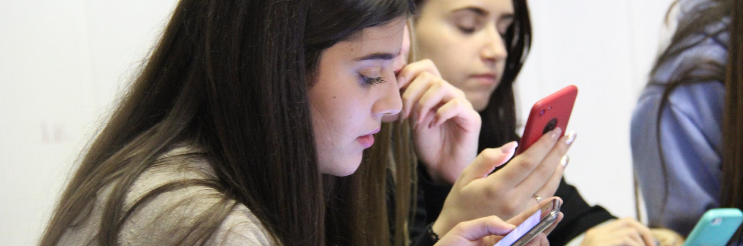 ragazze con il cellulare