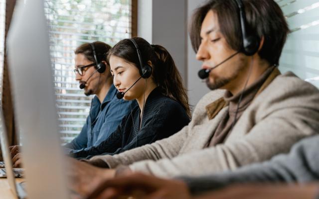 Giovani in un call center