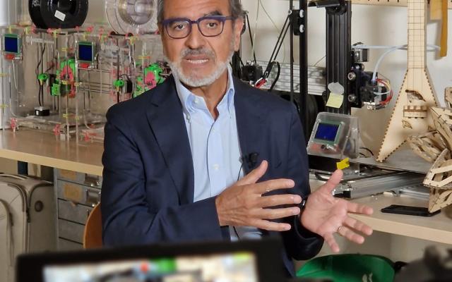 Alfonso Molina nel fab lab della Palestra dell'innovazione