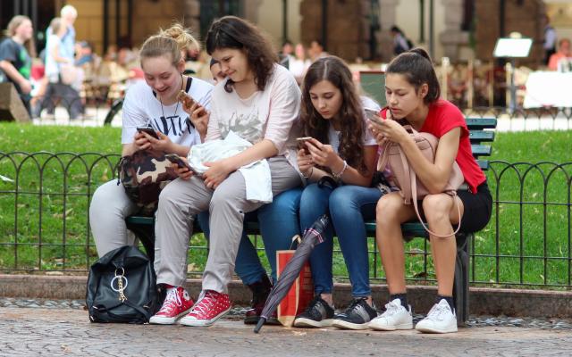 Adolescenti al telefono