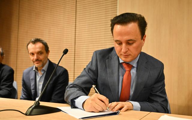 Mario Sturion firma il Manifesto