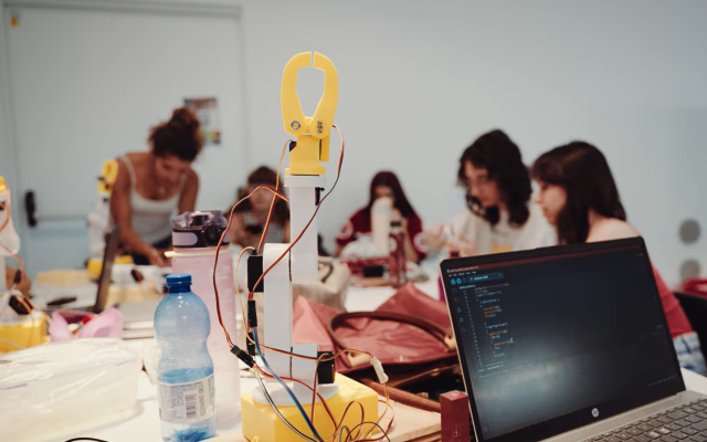 A StemDays 2026 le ragazze di Miss Robot progettano, costruiscono e imparano facendo