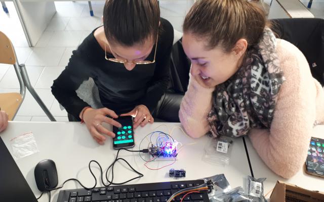 Foto ragazze e robotica