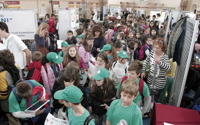 bambini in visita agli stand