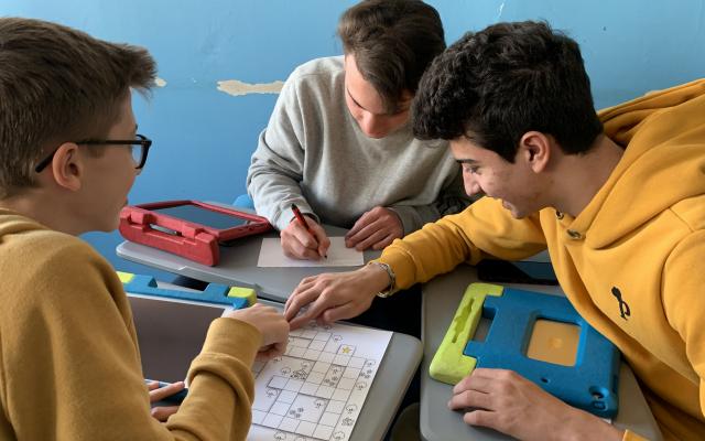 Ragazzi in lavoro di gruppo